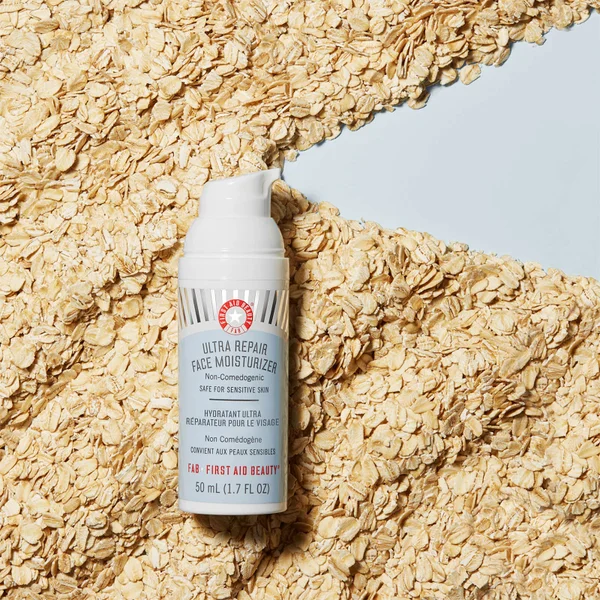 First Aid Beauty Ultra Repair Face Moisturiser (50ml) 4 First Aid Beauty Ultra Repair Face Moisturiser (50ml) - Image 4